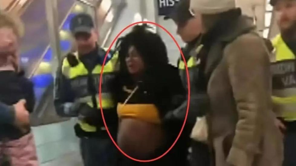 亚洲乱码中文字幕久久孕妇黑人:最新皮毛市场行情,最新皮毛市场行情下的亚洲字幕市场与特殊群体关注——关于乱码中文字幕与孕妇黑人群体的探讨