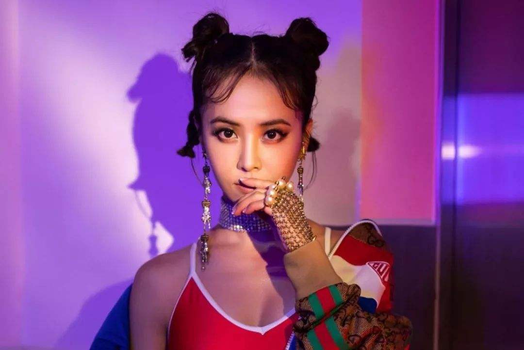 亚洲精品无码成人片久久不卡:隐身侍卫最新章节,亚洲精品无码成人片与隐身侍卫的最新章节，探索与赏析