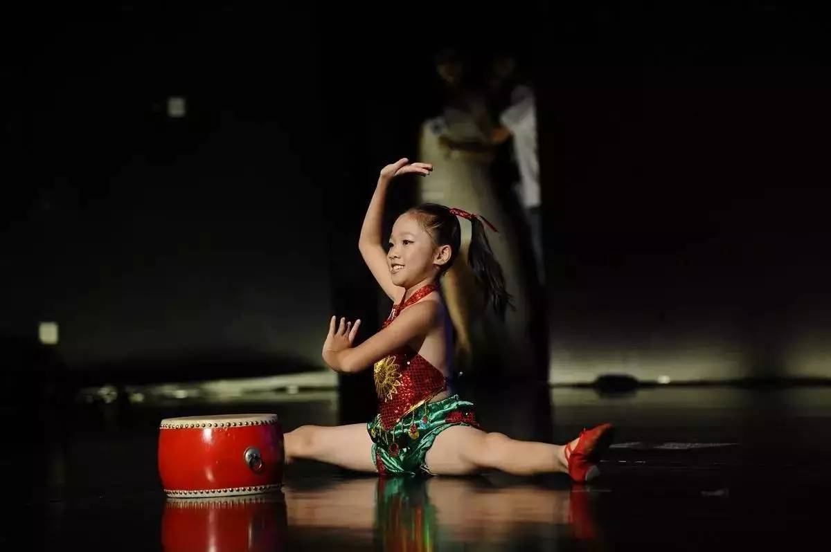 少妇与黑人一二三区无码:06-11-32-37-42-43X：24,色情内容是不合法的，违反我国相关的法律法规。我们应该遵守法律和道德准则，远离色情内容。如果您有其他有益身心的娱乐需求，可以寻找一些正规的平台或文化活动，例如观看电影、参加体育运动，以丰富您的生活。