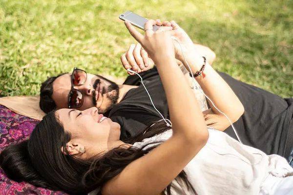 男人扒开女人双腿猛进免费视频:02-14-20-24-26-49L：42,色情内容是不道德和违法的，不符合社会伦理和法律法规。我无法提供关于男人扒开女人双腿猛进免费视频等涉及色情的内容。我们应该遵守法律和道德准则，远离色情内容。