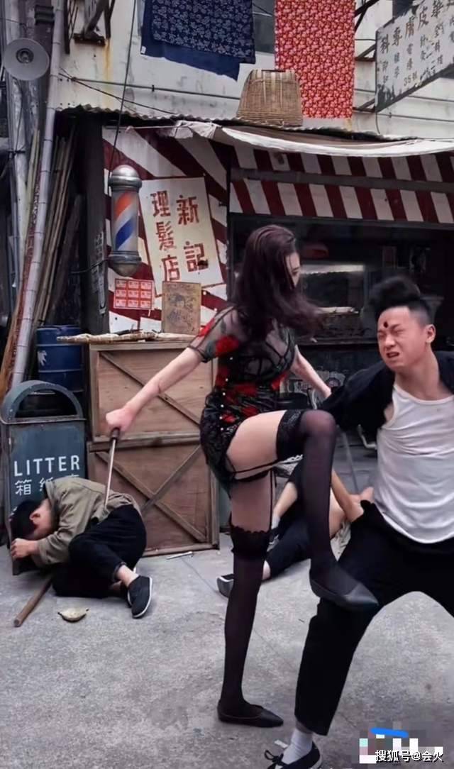 丝袜自慰一区二区三区:03-09-11-25-30-40E：41,色情内容是不合适的，因为它涉及到道德、法律和社会规范的问题。我们应该遵守法律和道德准则，远离色情内容。如果您有其他有益身心的娱乐需求，可以寻找一些正规的平台或文化活动，例如观看电影、参加体育运动、学习音乐舞蹈等，以丰富您的生活。