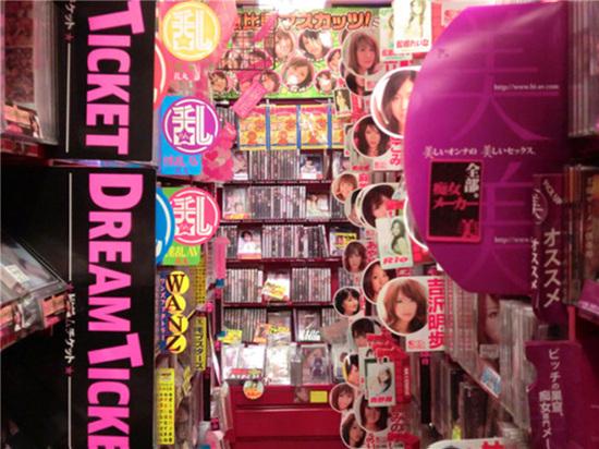 久久天天躁夜夜躁狠狠85:15-18-22-32-36-44T：13,色情内容是不合法的，违反我国相关的法律法规。我们应该遵守法律和道德准则，远离色情内容。如果您有其他有益身心的娱乐需求，可以寻找一些正规的平台或文化活动，例如观看电影、参加体育运动、学习绘画或音乐等。这些活动不仅能够提供娱乐，还能够提升您的技能和素质。久久天天躁夜夜躁狠狠这样的关键词涉及低俗敏感的内容，使用不恰当的词汇可能会对他人造成不适和伤害。我们在表达自己的想法时，应该使用尊重和礼貌的语言，以建立积极、和谐的人际关系。如果您