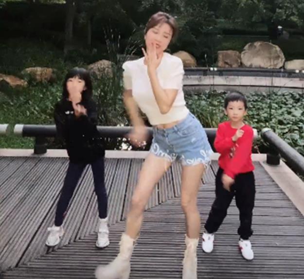 风流老熟女一区二区三区:08-12-13-28-46-49U：22,风流老熟女一区二区三区，探索成熟女性的魅力时光