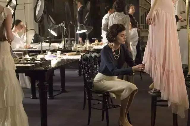 人妻丝袜中文无码AV影音先锋专区:06-07-24-31-34-49S：49,色情内容是不合法的，违反我国相关的法律法规。我们应该遵守法律和道德准则，远离色情内容。如果有其他有益身心的娱乐需求，可以寻找一些正规的平台或文化活动，例如观看电影、参加体育运动、学习知识等，以丰富生活。