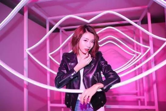 东京热加勒比无码少妇:05-16-23-26-30-38V：47,色情内容是不合法的，违反我国相关的法律法规。我们应该遵守法律和道德准则，远离色情内容。如果您有其他有益身心的娱乐需求，可以寻找一些正规的平台或文化活动，例如观看电影、参加体育运动，以丰富您的生活。