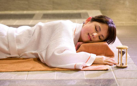 少妇高潮惨叫喷水在线观看:08-16-30-40-43-44K：15,探索成人娱乐内容，少妇高潮时的情感表达与在线观看现象