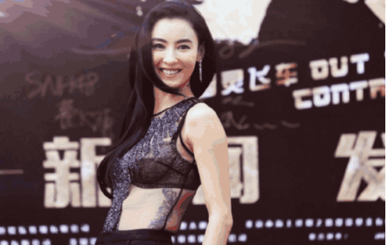 免费看裸体美女脱了衣服露视频胸:04-06-29-35-40-42D：22,色情内容是不合法的，违反我国相关的法律法规。我们应该遵守法律和道德准则，远离色情内容。如果您需要帮助或有其他问题需要解答，请随时向我提问。我会尽力为您提供帮助。