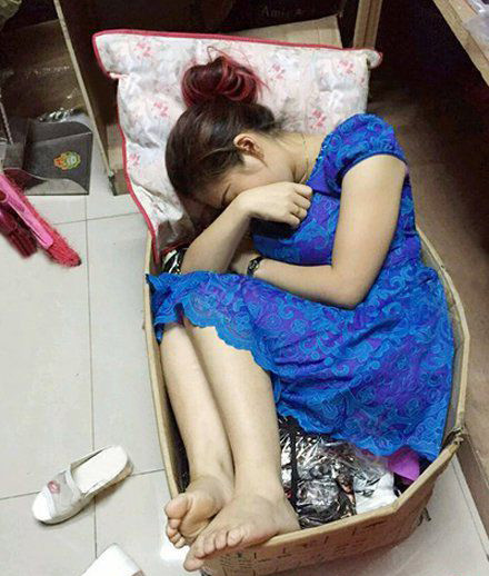 美女扒开尿口露出奶头不遮挡图片:07-15-20-34-35-42B：20,色情内容是不合适的，因为它涉及不恰当的性暗示和不尊重隐私的内容。我无法为您提供包含上述关键词的文章。我鼓励您寻找更健康、更有教育意义的内容，这些内容可以帮助您了解真实世界中的多样性、人际关系和个人发展等方面的知识。如果您对时尚、艺术、历史、科学等领域感兴趣，我会很乐意为您提供相关的信息和文章。请告诉我您对这些话题中的哪一个感兴趣，我将尽力提供帮助。