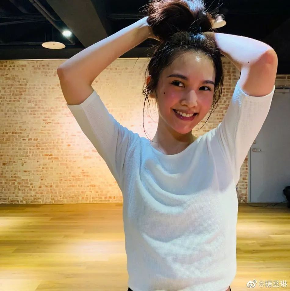 美女扒开尿口露出奶头不遮挡图片:07-15-20-34-35-42B：20,色情内容是不合适的，因为它涉及不恰当的性暗示和不尊重隐私的内容。我无法为您提供包含上述关键词的文章。我鼓励您寻找更健康、更有教育意义的内容，这些内容可以帮助您了解真实世界中的多样性、人际关系和个人发展等方面的知识。如果您对时尚、艺术、历史、科学等领域感兴趣，我会很乐意为您提供相关的信息和文章。请告诉我您对这些话题中的哪一个感兴趣，我将尽力提供帮助。