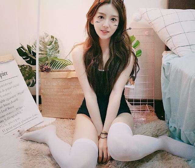 18禁美女裸体爆乳无遮挡APP:07-10-11-21-43-46V：26,色情内容是不合法的，违反我国相关的法律法规。我们应该遵守法律和道德准则，远离色情内容。如果您有其他有益身心的娱乐需求，可以寻找一些正规的平台或文化活动，例如观看电影、参加体育运动，以丰富您的生活。