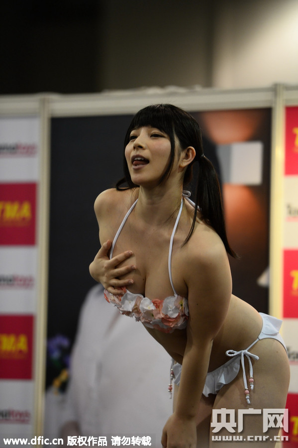 亚洲av综合一区二区在线观看:06-25-28-33-36-46G：14,探索亚洲成人娱乐产业，一区与二区的在线观看现象