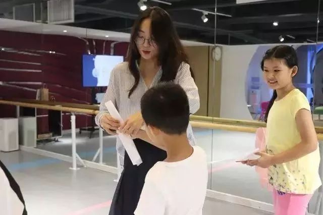 伊人精品无码AV一区二区三区:10-14-17-19-35-37J：44,伊人精品，探索一区、二区、三区的魅力之旅